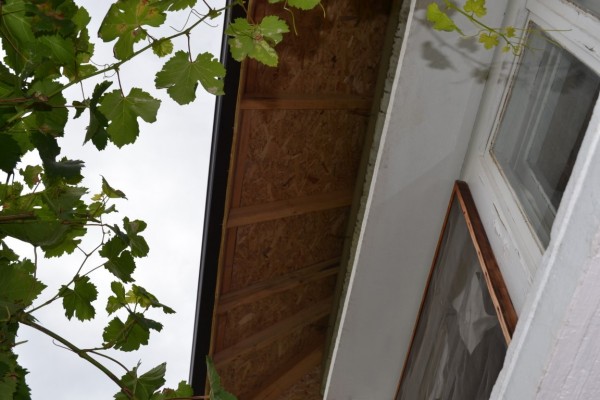 Община Казанлък и местният бизнес възстановиха покрива на ударената от мълния къща