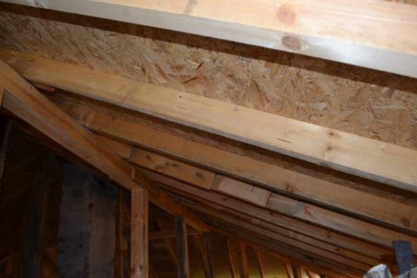 Община Казанлък и местният бизнес възстановиха покрива на ударената от мълния къща