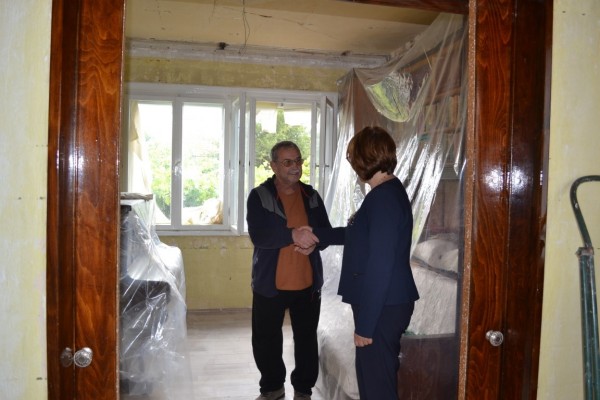 Община Казанлък и местният бизнес възстановиха покрива на ударената от мълния къща