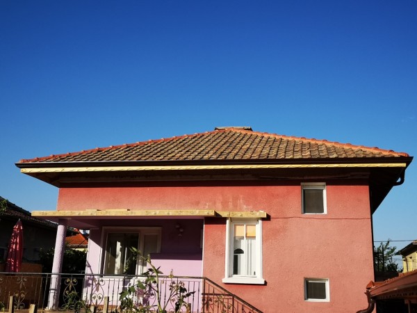 Община Казанлък и местният бизнес възстановиха покрива на ударената от мълния къща