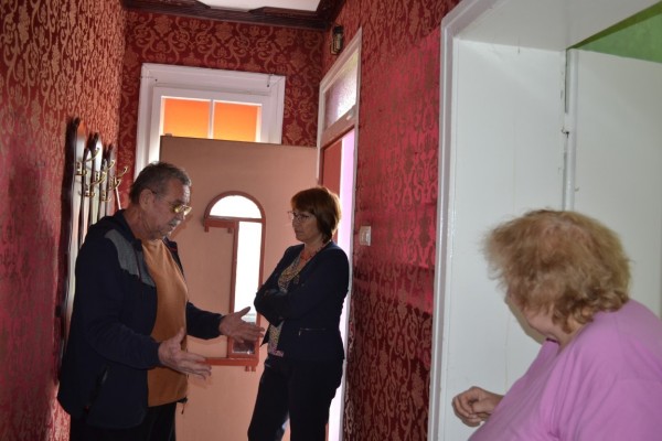 Община Казанлък и местният бизнес възстановиха покрива на ударената от мълния къща