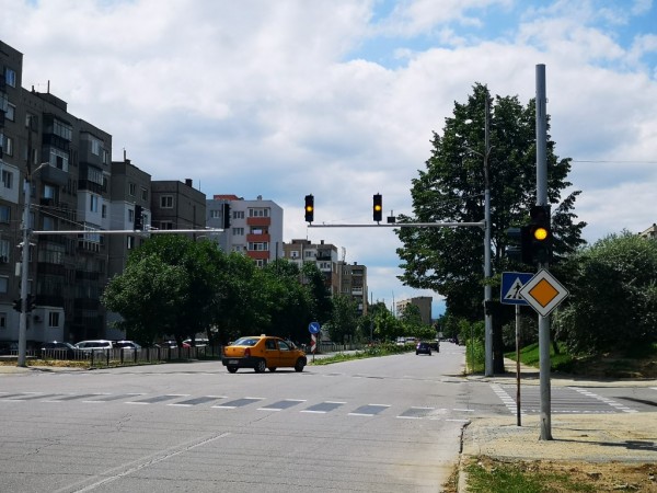 Започват проби на новия светофар на източния вход / изход на Казанлък