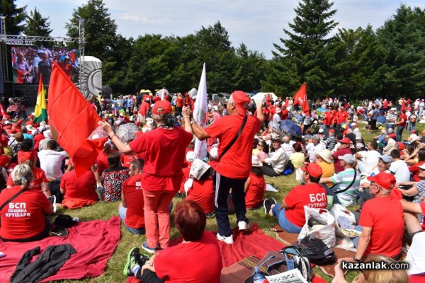 От 40 хиляди социалисти почервеня Бузлуджа днес