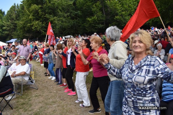 От 40 хиляди социалисти почервеня Бузлуджа днес