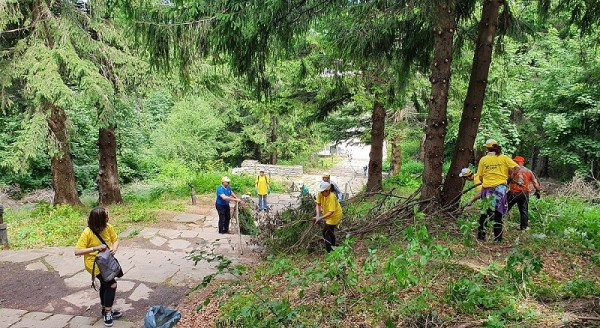 Доброволци почистиха района около паметника Шипка за поставяне на 12 паметни плочи