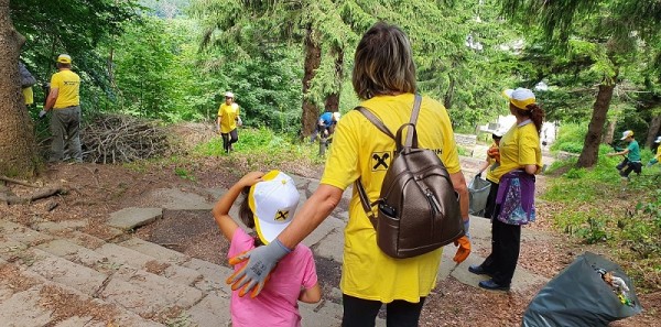 Доброволци почистиха района около паметника Шипка за поставяне на 12 паметни плочи