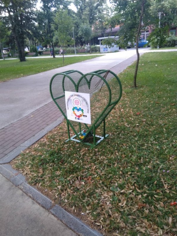 Казанлък вече има първото си сърце за капачки в Розариума 