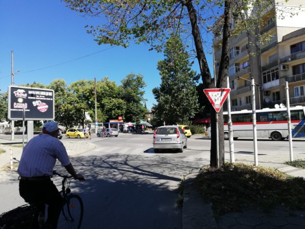 Общината ремонтира пътното платно до LIDL