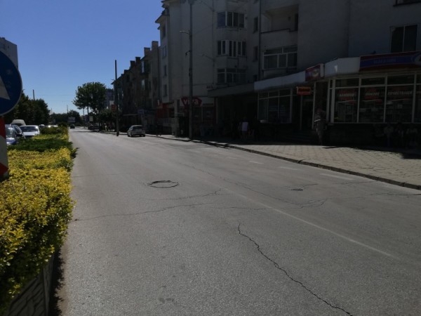 Общината ремонтира пътното платно до LIDL