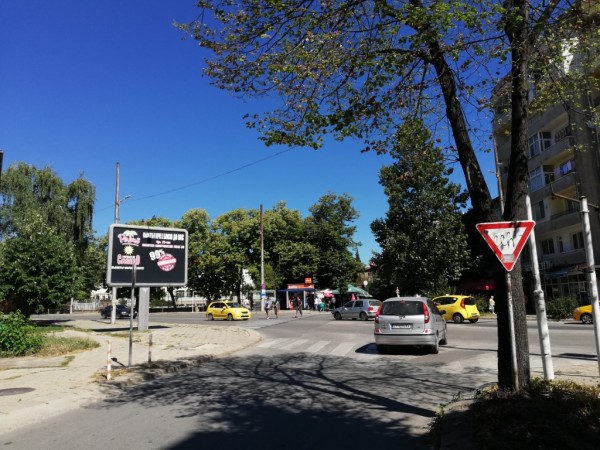 Общината ремонтира пътното платно до LIDL