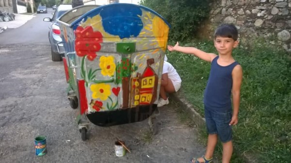 С четки, боички и доброто си настроение деца разкрасиха Шипка