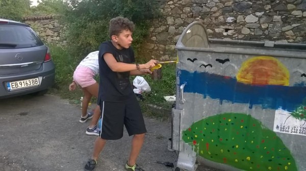 С четки, боички и доброто си настроение деца разкрасиха Шипка