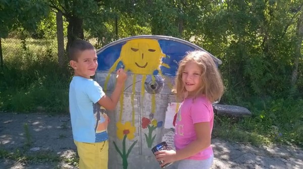 С четки, боички и доброто си настроение деца разкрасиха Шипка