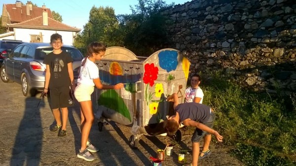 С четки, боички и доброто си настроение деца разкрасиха Шипка