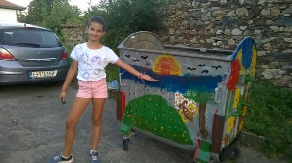 С четки, боички и доброто си настроение деца разкрасиха Шипка