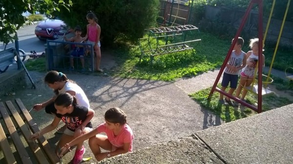 С четки, боички и доброто си настроение деца разкрасиха Шипка