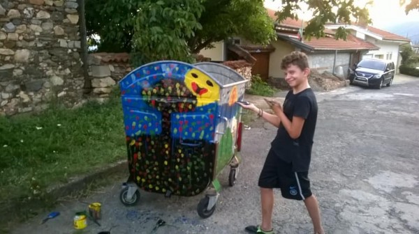 С четки, боички и доброто си настроение деца разкрасиха Шипка