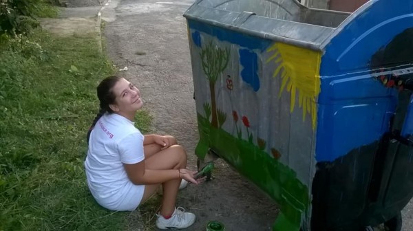 С четки, боички и доброто си настроение деца разкрасиха Шипка