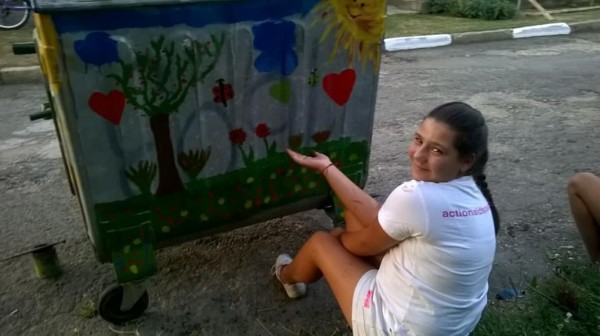 С четки, боички и доброто си настроение деца разкрасиха Шипка