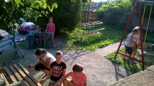 С четки, боички и доброто си настроение деца разкрасиха Шипка