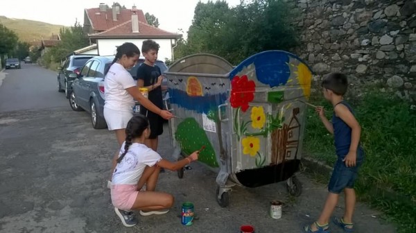 С четки, боички и доброто си настроение деца разкрасиха Шипка