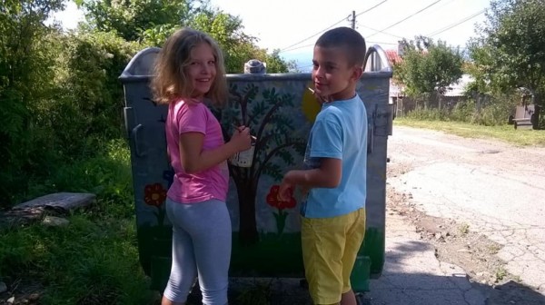 С четки, боички и доброто си настроение деца разкрасиха Шипка