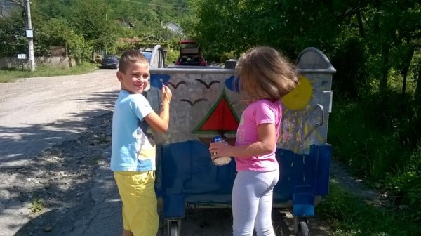 С четки, боички и доброто си настроение деца разкрасиха Шипка