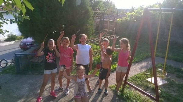 С четки, боички и доброто си настроение деца разкрасиха Шипка