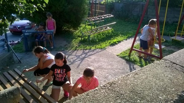 С четки, боички и доброто си настроение деца разкрасиха Шипка