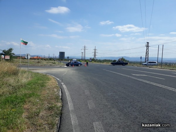 “Мерцедес“ блъсна бус с пътници до Шипка