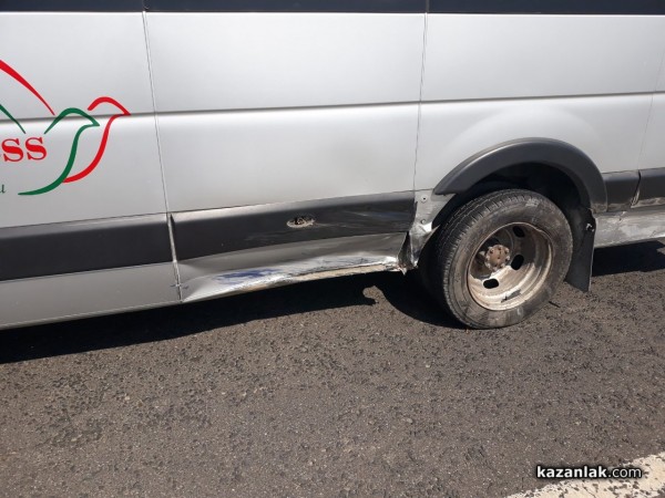 “Мерцедес“ блъсна бус с пътници до Шипка