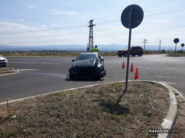 “Мерцедес“ блъсна бус с пътници до Шипка