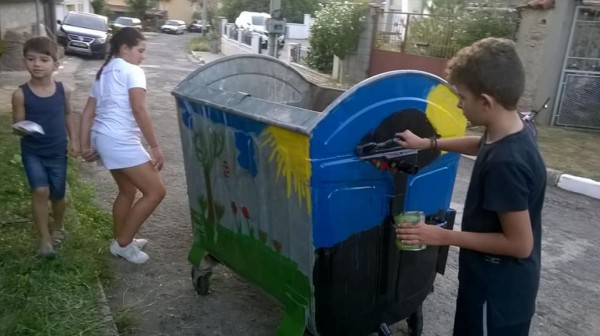 С четки, боички и доброто си настроение деца разкрасиха Шипка