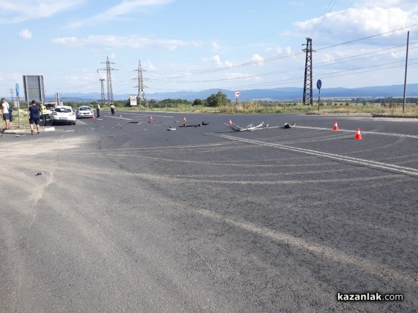 Непочистена тревиста част и липса и на пътен знак до Шипка. Докога?
