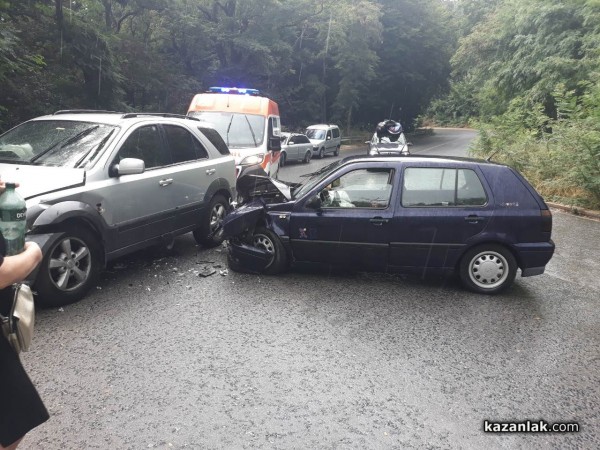 Почти челен удар се размина без тежко пострадали на прохода Шипка