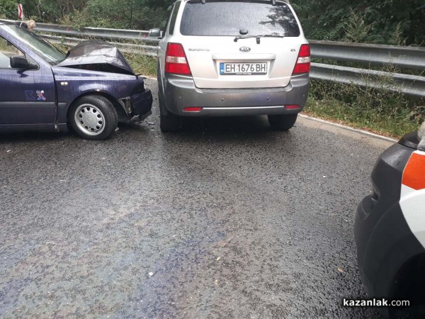 Почти челен удар се размина без тежко пострадали на прохода Шипка
