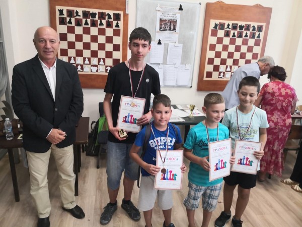 Казанлъчани с второ място на шах в отборна среща