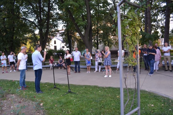 „Вечно зелената клонка“ и „Пламък“ красят парк „Розариум“ от днес