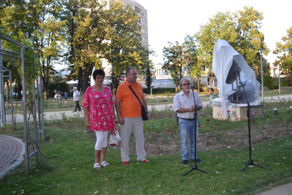 „Вечно зелената клонка“ и „Пламък“ красят парк „Розариум“ от днес