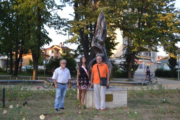 „Вечно зелената клонка“ и „Пламък“ красят парк „Розариум“ от днес