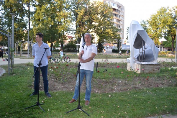 „Вечно зелената клонка“ и „Пламък“ красят парк „Розариум“ от днес