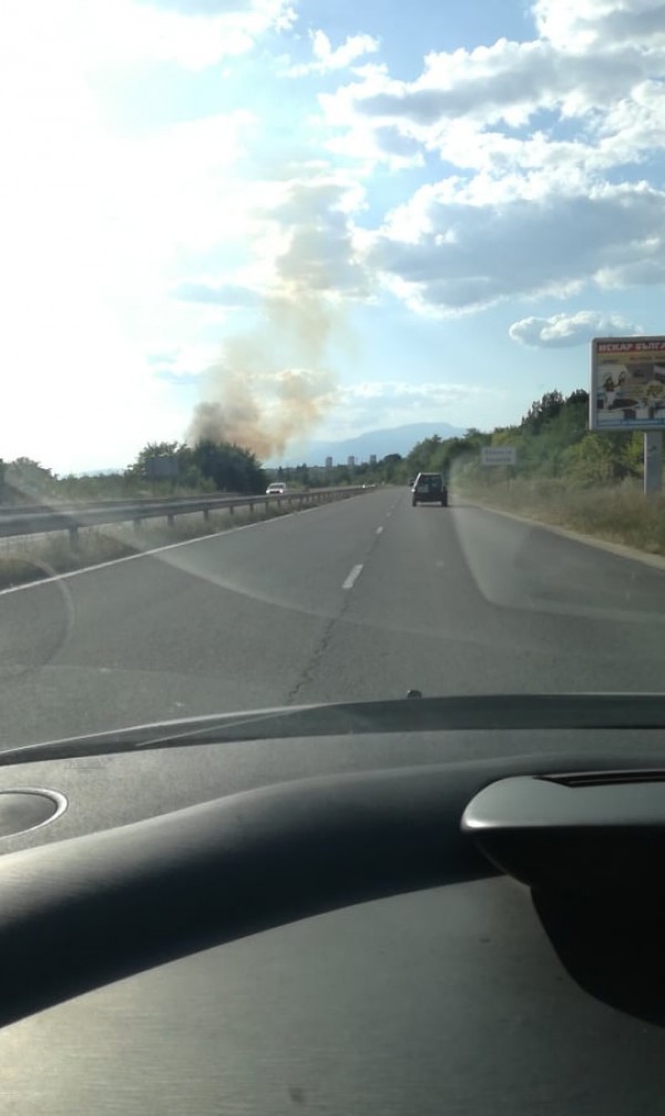Горят сухи треви до пътното платно на изхода за Стара Загора