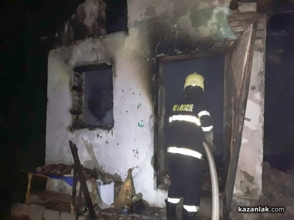 Изгоря напълно ромски вилает в Старите лозя