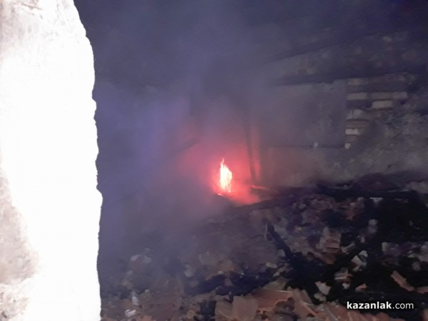 Изгоря напълно ромски вилает в Старите лозя