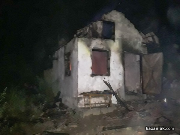 Изгоря напълно ромски вилает в Старите лозя