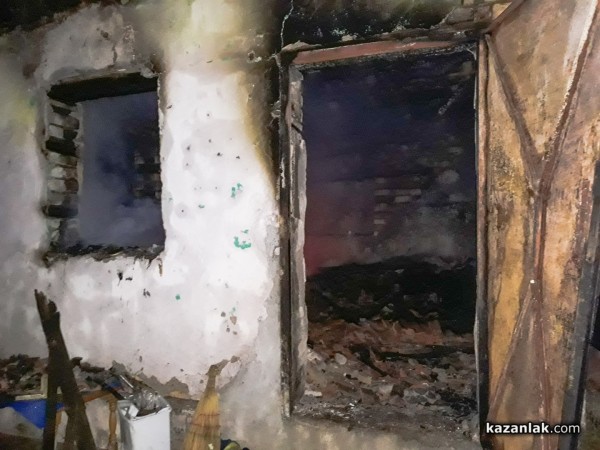 Изгоря напълно ромски вилает в Старите лозя