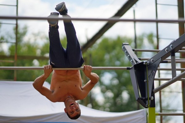 Смелчаци мериха сили в състезание по уличен фитнес