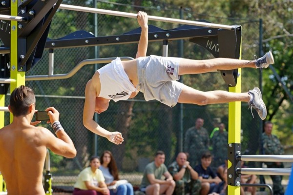 Смелчаци мериха сили в състезание по уличен фитнес