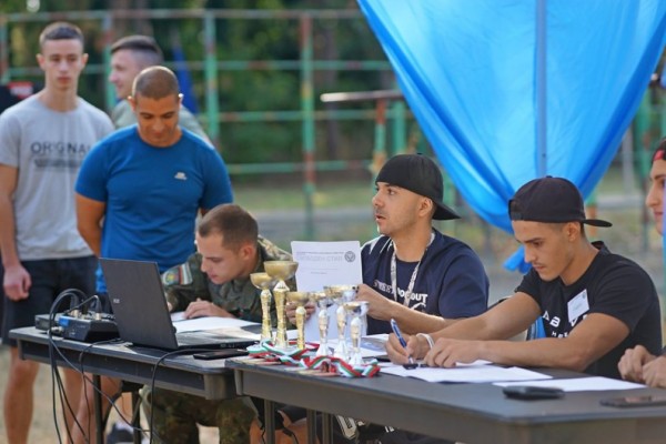 Смелчаци мериха сили в състезание по уличен фитнес