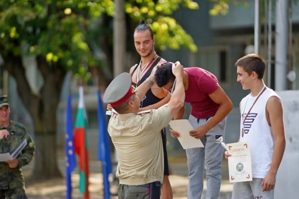 Смелчаци мериха сили в състезание по уличен фитнес